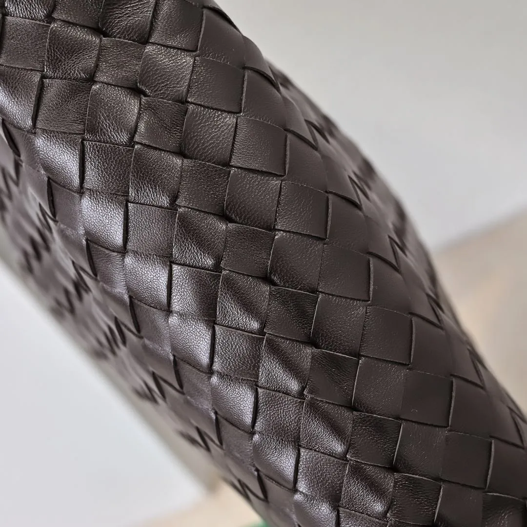Batch 1960 #Bv new medium-sized HOP bag, the bag body and handles are made of a whole piece of woven leather. The bag body is soft and lazy. Hop symbolizes the praise of innovation and eternal craftsmanship [love]. The pyramid silhouette combines practicality and fashion. It is modern and casual, and the bag mouth is double-sided closed design, more convenient and safe! The cowhide texture also makes the bag more wear-resistant and durable. A must-have for fashionable ladies who like minimalism yet comfortable and casual! Size: 46x21x10cm Model: 6262